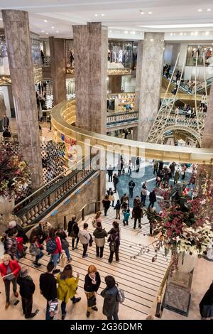 FRANCIA. PARIGI (8° DISTRETTO). GALERIES LAFAYETTE CHAMPS-ELYSEES, CHAMPS-ELYSEES AVENUE (LAYOUT: BJARKE INGELS E GRANDE AGENZIA) Foto Stock