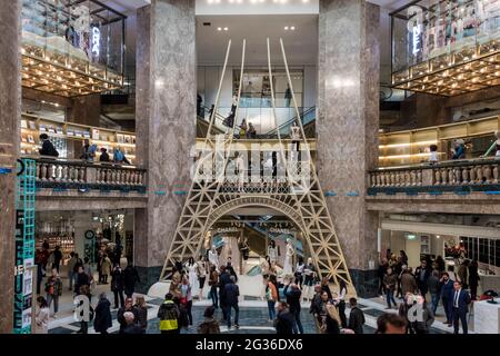 FRANCIA. PARIGI (8° DISTRETTO). GALERIES LAFAYETTE CHAMPS-ELYSEES, CHAMPS-ELYSEES AVENUE (LAYOUT: BJARKE INGELS E GRANDE AGENZIA) Foto Stock