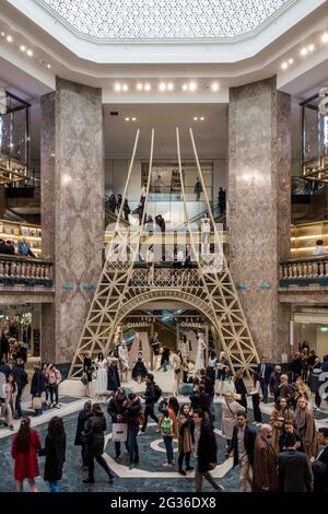 FRANCIA. PARIGI (8° DISTRETTO). GALERIES LAFAYETTE CHAMPS-ELYSEES, CHAMPS-ELYSEES AVENUE (LAYOUT: BJARKE INGELS E GRANDE AGENZIA) Foto Stock