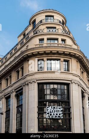 FRANCIA. PARIGI (8° DISTRETTO). GALERIES LAFAYETTE CHAMPS-ELYSEES, CHAMPS-ELYSEES AVENUE (LAYOUT: BJARKE INGELS E GRANDE AGENZIA) Foto Stock