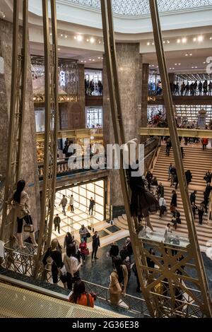 FRANCIA. PARIGI (8° DISTRETTO). GALERIES LAFAYETTE CHAMPS-ELYSEES, CHAMPS-ELYSEES AVENUE (LAYOUT: BJARKE INGELS E GRANDE AGENZIA) Foto Stock