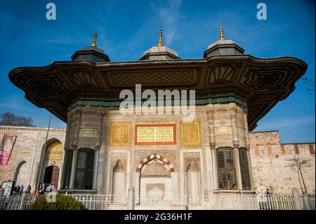 Sultanahmet,İstanbul/Turchia -03/22/2010:Palazzo Topkapi con la Fontana Ahmed III Foto Stock