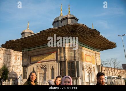 Sultanahmet,İstanbul/Turchia -03/22/2010:Palazzo Topkapi con la Fontana Ahmed III Foto Stock