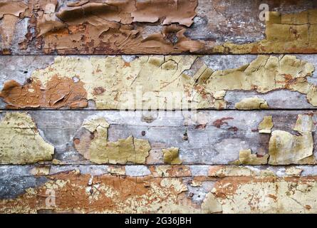 vecchio muro con vernice fessurata. primo piano esterno. sfondo astratto Foto Stock