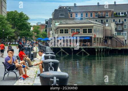 Bar e ristorante sul lungomare di Boston Harbor, Long Wharf, Boston, Massachusetts, Stati Uniti d'America. Foto Stock