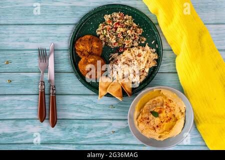 Piatto tipico della cucina mediterranea su sfondo ligneo Foto Stock