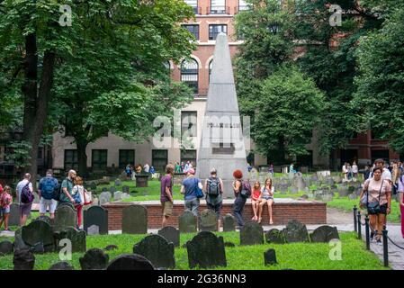 Ben Franklin grave e file di lapidi del 18 ° secolo nel cimitero storico King's Chapel, Tremont Street, Boston, Massachusetts, U. Foto Stock