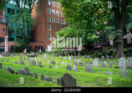 File di pietre tombali del 18 ° secolo nello storico cimitero di King's Chapel, Tremont Street, Boston, Massachusetts, Stati Uniti. Foto Stock