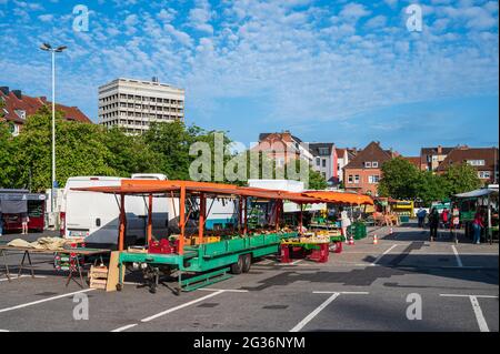 Wochenmarkt auf dem Exerzierplatz in kiel in aller Frühe, es herrscht noch völlige Ruhe vor dem Ansturm Foto Stock