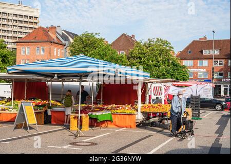 Wochenmarkt auf dem Exerzierplatz in kiel in aller Frühe, es herrscht noch völlige Ruhe vor dem Ansturm Foto Stock