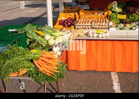 Wochenmarkt auf dem Exerzierplatz in kiel in aller Frühe, es herrscht noch völlige Ruhe vor dem Ansturm Foto Stock