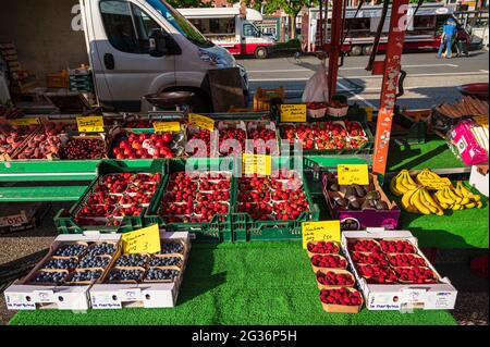 Wochenmarkt auf dem Exerzierplatz in kiel in aller Frühe, es herrscht noch völlige Ruhe vor dem Ansturm Foto Stock