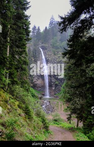 Una cascata situata nel villaggio di Çamlıdüz (Paparza) del distretto di Maçka della provincia di Trabzon. Foto Stock