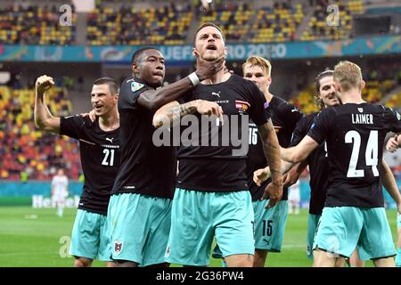 Bucarest, Arena Nazionale. 13 giugno 2021. Collettivo goaljubel dopo obiettivo a 3-1 da Marko ARNAUTOVIC (AUT, destra), David ALABA (AUT) afferra la gola, giubilazione, gioia, entusiasmo, azione, Fase di gruppo, turno preliminare gruppo C, partita M06, Austria (AUT) - Macedonia del Nord (MKD) 3-1, il 13 giugno 2021 a Bucarest, Arena Nazionale. Football EM 2020 dal 06/11/2021 al 07/11/2021. Credit: dpa/Alamy Live News Foto Stock