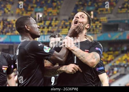 Bucarest, Arena Nazionale. 13 giugno 2021. Goaljubel dopo obiettivo a 3-1 da Marko ARNAUTOVIC (AUT, destra), David ALABA (AUT) afferra la gola, giubilazione, gioia, entusiasmo, azione, Fase di gruppo, turno preliminare gruppo C, partita M06, Austria (AUT) - Macedonia del Nord (MKD) 3-1, il 13 giugno 2021 a Bucarest, Arena Nazionale. Football EM 2020 dal 06/11/2021 al 07/11/2021. Credit: dpa/Alamy Live News Foto Stock