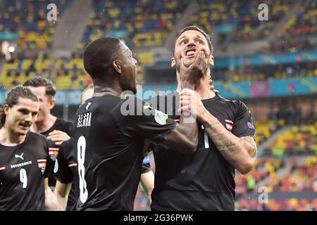 Bucarest, Arena Nazionale. 13 giugno 2021. Goaljubel dopo obiettivo a 3-1 da Marko ARNAUTOVIC (AUT, destra), David ALABA (AUT) afferra la gola, giubilazione, gioia, entusiasmo, azione, Fase di gruppo, turno preliminare gruppo C, partita M06, Austria (AUT) - Macedonia del Nord (MKD) 3-1, il 13 giugno 2021 a Bucarest, Arena Nazionale. Football EM 2020 dal 06/11/2021 al 07/11/2021. Credit: dpa/Alamy Live News Foto Stock