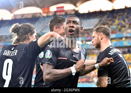 Bucarest, Arena Nazionale. 13 giugno 2021. David ALABA (AUT) dopo l'obiettivo al 3-1 di Marko ARNAUTOVIC (AUT, destra), giubilazione collettiva, gioia, entusiasmo, Azione, fase di gruppo, turno preliminare gruppo C, partita M06, Austria (AUT) - Macedonia del Nord (MKD) 3-1, il 13 giugno 2021 a Bucarest, Arena Nazionale. Football EM 2020 dal 06/11/2021 al 07/11/2021. Credit: dpa/Alamy Live News Foto Stock