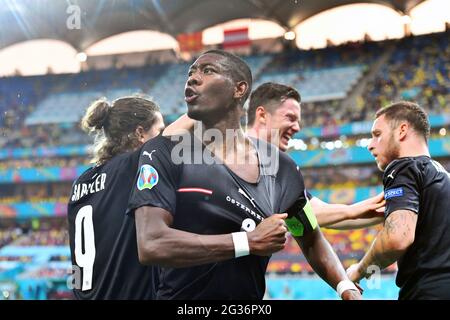 Bucarest, Arena Nazionale. 13 giugno 2021. David ALABA (AUT) dopo l'obiettivo al 3-1 di Marko ARNAUTOVIC (AUT, destra), giubilazione collettiva, gioia, entusiasmo, Azione, fase di gruppo, turno preliminare gruppo C, partita M06, Austria (AUT) - Macedonia del Nord (MKD) 3-1, il 13 giugno 2021 a Bucarest, Arena Nazionale. Football EM 2020 dal 06/11/2021 al 07/11/2021. Credit: dpa/Alamy Live News Foto Stock