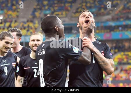 Bucarest, Arena Nazionale. 13 giugno 2021. Collettivo goaljubel dopo obiettivo a 3-1 da Marko ARNAUTOVIC (AUT, destra), David ALABA (AUT) afferra la gola, giubilazione, gioia, entusiasmo, azione, Fase di gruppo, turno preliminare gruppo C, partita M06, Austria (AUT) - Macedonia del Nord (MKD) 3-1, il 13 giugno 2021 a Bucarest, Arena Nazionale. Football EM 2020 dal 06/11/2021 al 07/11/2021. Credit: dpa/Alamy Live News Foto Stock