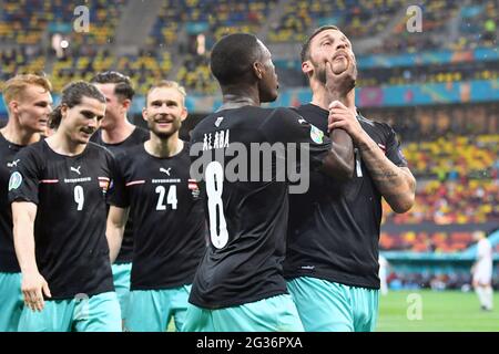 Bucarest, Arena Nazionale. 13 giugno 2021. Collettivo goaljubel dopo obiettivo a 3-1 da Marko ARNAUTOVIC (AUT, destra), David ALABA (AUT) afferra la gola, giubilazione, gioia, entusiasmo, azione, Fase di gruppo, turno preliminare gruppo C, partita M06, Austria (AUT) - Macedonia del Nord (MKD) 3-1, il 13 giugno 2021 a Bucarest, Arena Nazionale. Football EM 2020 dal 06/11/2021 al 07/11/2021. Credit: dpa/Alamy Live News Foto Stock