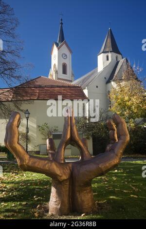 Chiesa parrocchiale cattolica Zwettl-bassa Austria, Chiesa parrocchiale dell'Assunzione, plastica dell'aiuto e della protezione delle mani in primo piano , Austria, Foto Stock