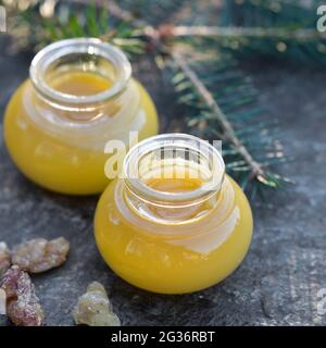 unguento di resina fatto in casa in vasi Foto Stock