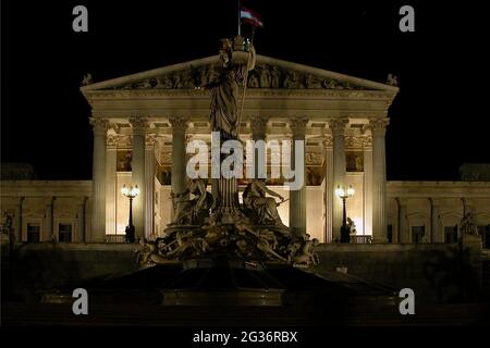 Il Parlamento austriaco di notte, Pallas-Athena-Brunnen di fronte al parlamento, Austria, Vienna Foto Stock