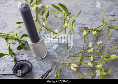 candela con mistletoe come decorazione della tabella Foto Stock