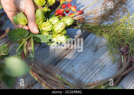 la corona d'autunno è realizzata con materiali naturali raccolti Foto Stock