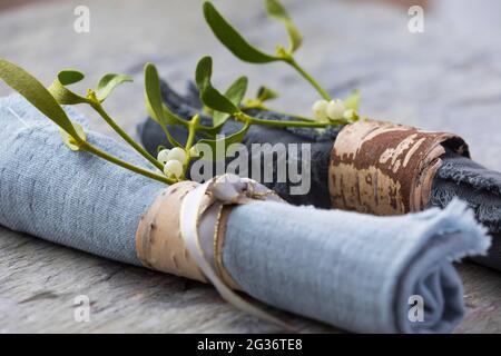 Mistletoe (album secondario Viscum, album Viscum), anelli di tovaglioli decorati con mistletoe e corteccia Foto Stock