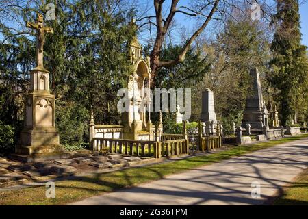 Cimitero di Melaten in primavera, magnifiche tombe fiancheggiano il cosiddetto viale dei milionari, Germania, Nord Reno-Westfalia, Colonia Foto Stock