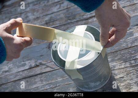 fate la vostra propria lanterna di ghiaccio, una candela brucia all'interno di una ciotola di ghiaccio, che è decorata con materiali naturali congelati racchiusi nel ghiaccio, decorazione, ghiaccio Foto Stock