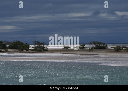 Nuvole tempesta oltre le acque scintillanti a Toogoom Beach Foto Stock