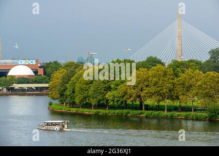DUCK tour sul fiume Charles, Leonard P. Zakim Bunker Hill Memorial Bridge (Zakim Bridge) e Charles River, Boston, Massachusetts USA Foto Stock