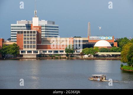 Il Museo della Scienza di Boston visto da un tour DELLE ANATRE sul fiume Charles, Boston, ma, USA Foto Stock