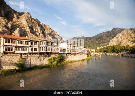 Amasya / Turchia - 09/29/2015: Veduta delle storiche case di Amasya e delle tombe in pietra dei re in Turchia . Foto Stock