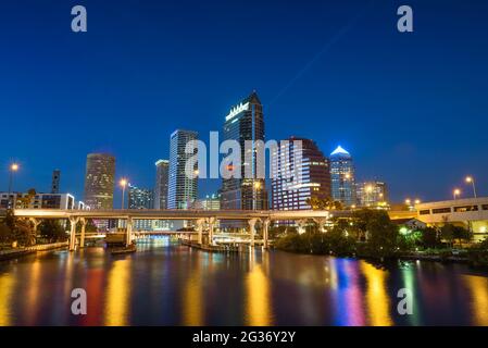 Skyline di Tampa di notte con il fiume Hillsborough in primo piano Foto Stock