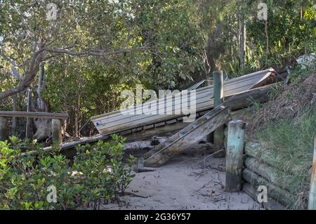 Pesca Dinghy sulla riva del Beelbi Creek Toogoom Foto Stock