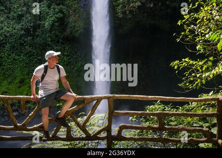 Turista alla cascata la Fortuna in Costa Rica Foto Stock