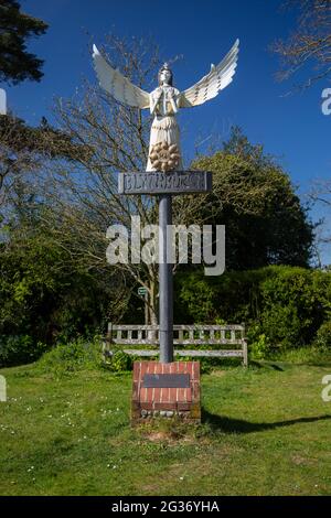 Cartello del villaggio di Blythburgh e memoriale di guerra Foto Stock