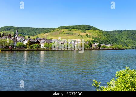 Cochem, Germania, 13 giugno 2021. Case residenziali lungo il fiume nella città turistica di Cochem sul fiume Mosella in Renania-Palatinato, Germania Foto Stock