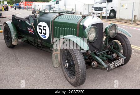 Vista frontale di tre quarti di una Green, 1930 Bentley 4.5L le Mans, Racing Car, al Silverstone Classic 2017 Foto Stock