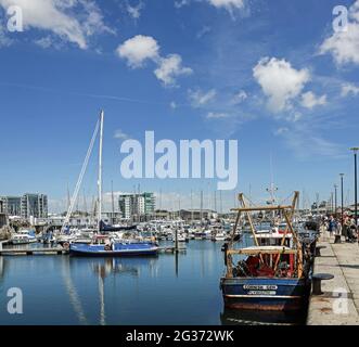 Plymouth Sutton Harbour, bacino interno, yacht a riposo in un rifugio sicuro. Foto Stock