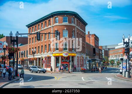 Ammira Bratle Street e John F. Kennedy Street e Massachusetts Avenue verso Harvard Square, Cambridge, Boston, Massachusetts, USA Foto Stock