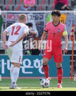 Goyang, Corea del Sud. 13 giugno 2021. Il giocatore di squadra sudcoreano Son Heung-min, dribbles per la palla durante una partita di qualificazione della Coppa del mondo FIFA Asia del 2022 Round 2 Gruppo H tra Corea del Sud e Libano allo stadio Goyang di Goyang, Corea del Sud, il 13 giugno 2021. La Corea del Sud vince 2-1. (Foto di Lee Young-ho/Sipa USA) Credit: Sipa USA/Alamy Live News Foto Stock