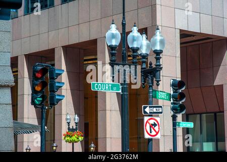 Cartelli, semafori e semafori di Court St e state St nella zona di Downtown Crossing di Boston, Massachusetts Foto Stock