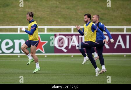 Jack Grealish (a sinistra), ben Chilwell e Luke Shaw (a destra) durante la sessione di allenamento al St George's Park, Burton Upon Trent. Data immagine: Lunedì 14 giugno 2021. Foto Stock