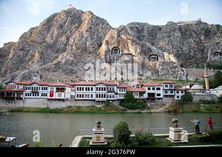 Amasya / Turchia - 09/28/2015: Veduta delle storiche case di Amasya e delle tombe in pietra dei re in Turchia . Foto Stock