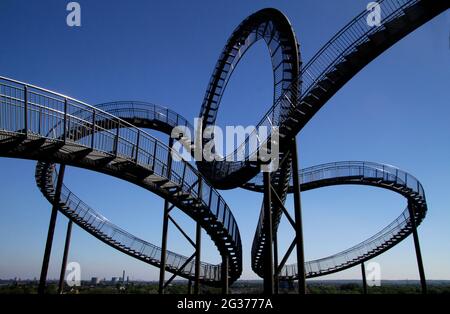 Ripide scale di metallo che salgono e in cerchi Foto Stock