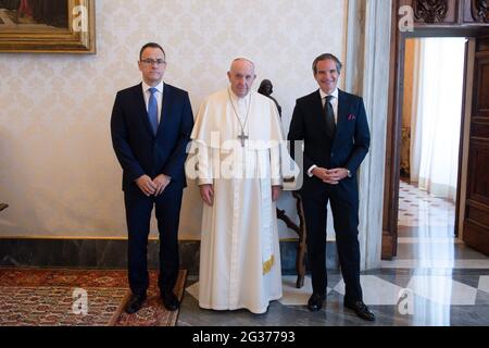 Vaticano. 14 Giugno 2021. 14 giugno 2021 : Papa Francesco ha ricevuto in udienza Rafael Mariano grossi, Direttore Generale dell'Agenzia Internazionale per l'energia atomica (AIEA), con la sua Consort e ha seguito in Vaticano Credit: Independent Photo Agency/Alamy Live News Foto Stock